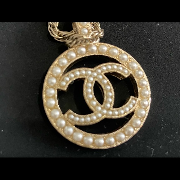 Chanel Gold Pearl Round Pendant Necklace - Picture 7 of 13